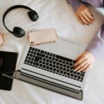 Sonia Digital Pro, assistante virtuelle et créatrice de site web , travaillant sur un espace de travail épuré.
